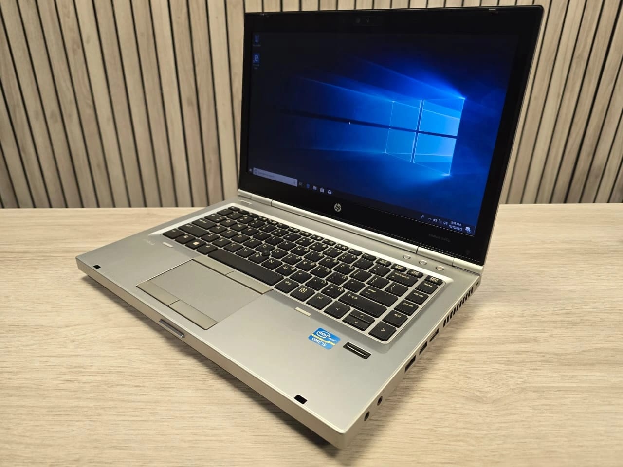 HP EliteBook 8460P side view